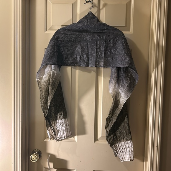 NWT. Eileen Fisher Shibori Cotton Ombré Web Olvne Scarf. - Picture 2 of 4